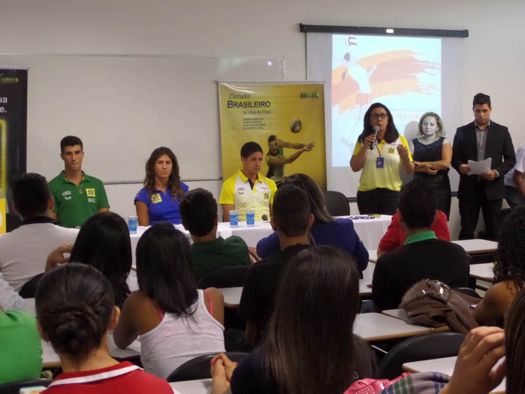 Atletas do Vôlei de Praia compartilham experiências com alunos em Maceió